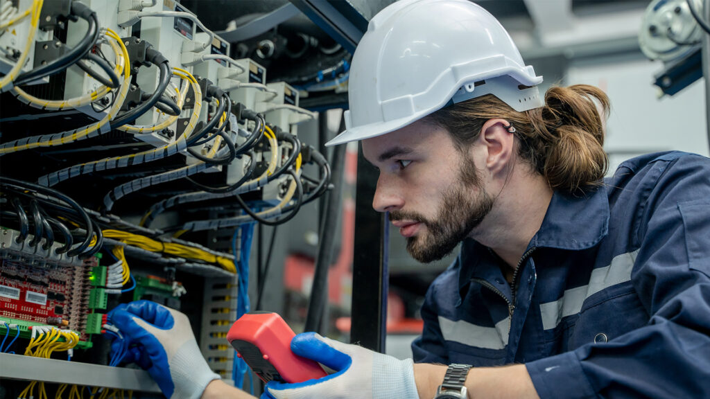 Mitarbeiter prüft Elektrische Anlage