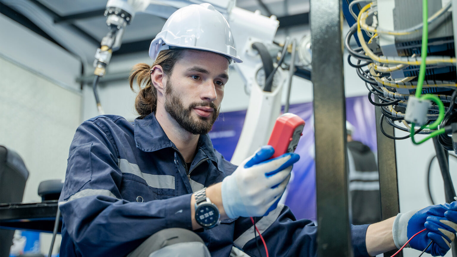 Elektroniker prüft elektrische Anlage